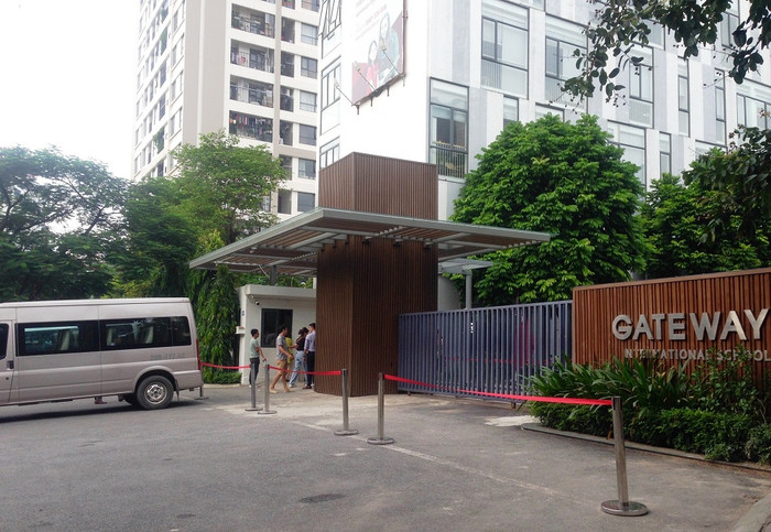 Quang cảnh buổi chiều 13/9, trước giờ thực nghiệm lần 2 tại cổng Trường phổ thông liên cấp quốc tế Gateway (Gateway International School). Ảnh: Công Tiến. Quang cảnh buổi chiều 13/9, trước giờ thực nghiệm lần 2 tại cổng Trường phổ thông liên cấp quốc tế Gateway (Gateway International School). Ảnh: Công Tiến.