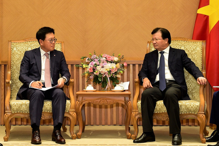 Phó Thủ tướng Trịnh Đình Dũng và Tổng Giám đốc Công ty phát triển tài sản Lotte Lee Kwang Young. Ảnh: VGP/Nhật Bắc Phó Thủ tướng Trịnh Đình Dũng và Tổng Giám đốc Công ty phát triển tài sản Lotte Lee Kwang Young. Ảnh: VGP/Nhật Bắc