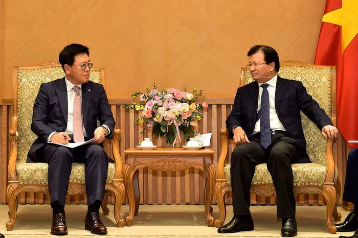 Phó Thủ tướng Trịnh Đình Dũng và Tổng Giám đốc Công ty phát triển tài sản Lotte Lee Kwang Young. Ảnh: VGP/Nhật Bắc