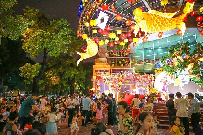 Chúng ta đôi khi cuốn mình vào vòng xoáy của thời hiện đại, nhưng trong một phút giây nào đó, Trung thu vẫn là miền hạnh phúc miên man vô tận trong sâu thẳm tâm hồn mỗi con người. Chúng ta đôi khi cuốn mình vào vòng xoáy của thời hiện đại, nhưng trong một phút giây nào đó, Trung thu vẫn là miền hạnh phúc miên man vô tận trong sâu thẳm tâm hồn mỗi con người.