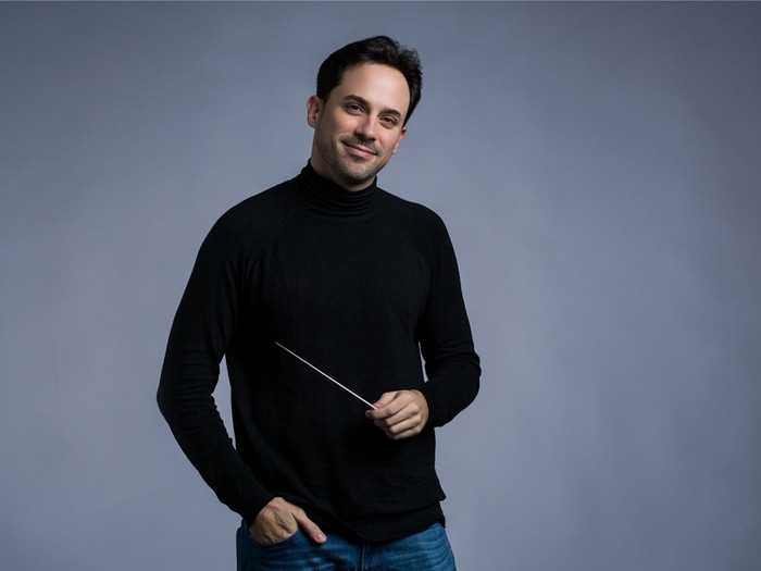 Chân dung nhạc trưởng Olivier Ochanine của Dàn nhạc Giao hưởng mặt trời.