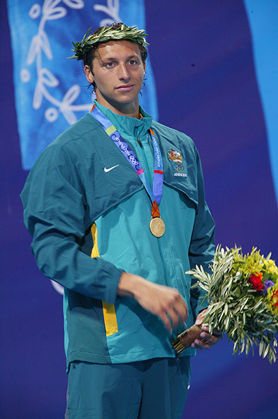 Ian Thorpe của Úc, Athens, 2004. Anh ta đang mặc một màu xanh lục từ đầu tới chân với một nét vàng tương phản và một chi tiết cắt bolero. Tất cả được kết hợp một cách hoàn chỉnh bởi chiếc huy chương vàng to tướng. Ian Thorpe của Úc, Athens, 2004. Anh ta đang mặc một màu xanh lục từ đầu tới chân với một nét vàng tương phản và một chi tiết cắt bolero. Tất cả được kết hợp một cách hoàn chỉnh bởi chiếc huy chương vàng to tướng.