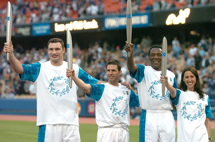 Vitali Klitschko, Tom Cruise, Rafer Johnson và Janet Evans, Lễ rước đuốc Olympic, Sân vận động bóng chày Dodgers, LA, 2004. Khi bạn nhận ra rằng mình đang mặc một chiêc quần cạp chun đi cùng với tông màu của những năm 80, và đứng trước hàng ngàn người, điều duy nhất bạn có thể làm là tươi cười. Chúng quá đơn giản và cần thêm một chút phụ kiện. Vitali Klitschko, Tom Cruise, Rafer Johnson và Janet Evans, Lễ rước đuốc Olympic, Sân vận động bóng chày Dodgers, LA, 2004. Khi bạn nhận ra rằng mình đang mặc một chiêc quần cạp chun đi cùng với tông màu của những năm 80, và đứng trước hàng ngàn người, điều duy nhất bạn có thể làm là tươi cười. Chúng quá đơn giản và cần thêm một chút phụ kiện.