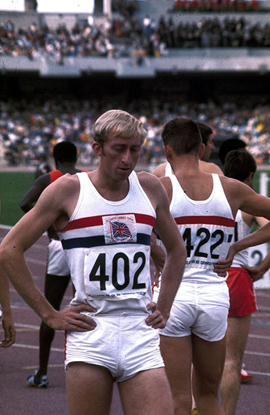 David Hemery của Anh, Mexico, 1968. Loại quần ngắn này không thể tìm thấy thời nay. Dù không “vững chắc” nhưng nó giúp tạo điểm nhấn cho người mặc. David Hemery của Anh, Mexico, 1968. Loại quần ngắn này không thể tìm thấy thời nay. Dù không “vững chắc” nhưng nó giúp tạo điểm nhấn cho người mặc.