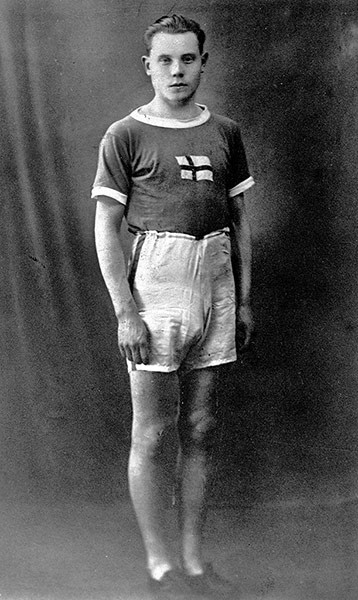 Paavo Nurmi của Phần Lan, Paris, 1924. Hồi 1924, trang phục Olympic luôn có xu hướng để mọi thứ “lỏng lẻo”. Tất cả mọi thứ đều nhắm tới mục đích thoải mái cho người mặc, với những chiếc quần ngắn có cặp cực kỳ cao Paavo Nurmi của Phần Lan, Paris, 1924. Hồi 1924, trang phục Olympic luôn có xu hướng để mọi thứ “lỏng lẻo”. Tất cả mọi thứ đều nhắm tới mục đích thoải mái cho người mặc, với những chiếc quần ngắn có cặp cực kỳ cao