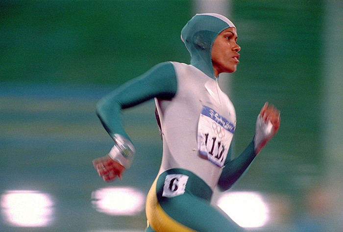 Cathy Freeman của Úc, Sydney, 2000. Trước khi bạn cười và nói Cathy Freeman trông thật kỳ cục khi mặc đồ bó toàn thân có mũ với màu xanh ngọc, chuối và sữa kết hợp, hãy xem mình có thể chạy 400m trong vòng 49.11 giây và giành huy chương vàng cho đất nước của mình hay không? Tất nhiên là không, vì vậy hãy im lạng quay trở lại với bộ pijama hoa lá cành của mình! Cathy Freeman của Úc, Sydney, 2000. Trước khi bạn cười và nói Cathy Freeman trông thật kỳ cục khi mặc đồ bó toàn thân có mũ với màu xanh ngọc, chuối và sữa kết hợp, hãy xem mình có thể chạy 400m trong vòng 49.11 giây và giành huy chương vàng cho đất nước của mình hay không? Tất nhiên là không, vì vậy hãy im lạng quay trở lại với bộ pijama hoa lá cành của mình!