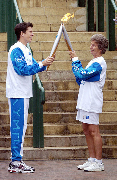 Tim Henman and Virginia Wade của Anh, Lễ trao đuốc Olympic, 2004. Những bộ quần áo này trông không hợp và rất rẻ tiền, đi cũng với sự thiếu chăm sóc về tóc đã biến bức hình này thành một thảm họa. Tim Henman and Virginia Wade của Anh, Lễ trao đuốc Olympic, 2004. Những bộ quần áo này trông không hợp và rất rẻ tiền, đi cũng với sự thiếu chăm sóc về tóc đã biến bức hình này thành một thảm họa.