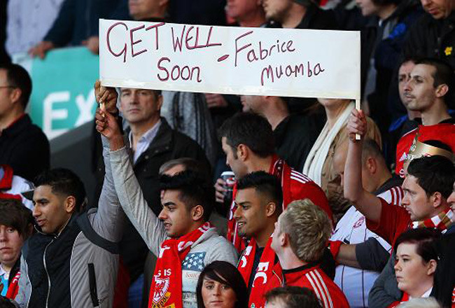 CĐV Liverpool cũng hướng về Muamba.