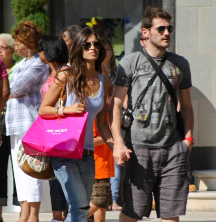 Iker Casillas - Sara Carbonero. Xabi Alonso - Nagore. Cristiano Ronaldo – Irina Shayk. Wesley Sneijder – Yolanthe Cabau. Gerard Pique – Shakira. Rafael van der Vaart – Sylvie. Theo Walcott - Melanie Slade. Steven Gerrard – Alex Curran. Sergio Ramos - Lara Alvarez. Gianluigi Buffon - Alena Seredova. Iker Casillas - Sara Carbonero. Xabi Alonso - Nagore. Cristiano Ronaldo – Irina Shayk. Wesley Sneijder – Yolanthe Cabau. Gerard Pique – Shakira. Rafael van der Vaart – Sylvie. Theo Walcott - Melanie Slade. Steven Gerrard – Alex Curran. Sergio Ramos - Lara Alvarez. Gianluigi Buffon - Alena Seredova.