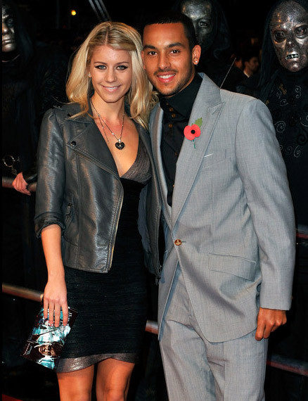 Iker Casillas - Sara Carbonero. Xabi Alonso - Nagore. Cristiano Ronaldo – Irina Shayk. Wesley Sneijder – Yolanthe Cabau. Gerard Pique – Shakira. Rafael van der Vaart – Sylvie. Theo Walcott - Melanie Slade. Steven Gerrard – Alex Curran. Sergio Ramos - Lara Alvarez. Gianluigi Buffon - Alena Seredova. Iker Casillas - Sara Carbonero. Xabi Alonso - Nagore. Cristiano Ronaldo – Irina Shayk. Wesley Sneijder – Yolanthe Cabau. Gerard Pique – Shakira. Rafael van der Vaart – Sylvie. Theo Walcott - Melanie Slade. Steven Gerrard – Alex Curran. Sergio Ramos - Lara Alvarez. Gianluigi Buffon - Alena Seredova.