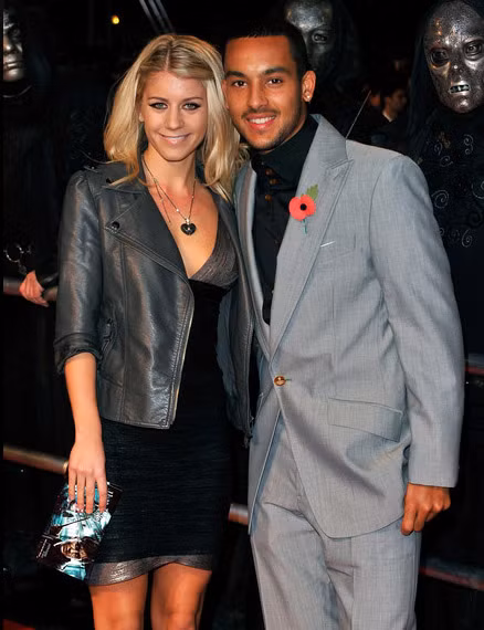 Iker Casillas - Sara Carbonero. Xabi Alonso - Nagore. Cristiano Ronaldo – Irina Shayk. Wesley Sneijder – Yolanthe Cabau. Gerard Pique – Shakira. Rafael van der Vaart – Sylvie. Theo Walcott - Melanie Slade. Steven Gerrard – Alex Curran. Sergio Ramos - Lara Alvarez. Gianluigi Buffon - Alena Seredova.