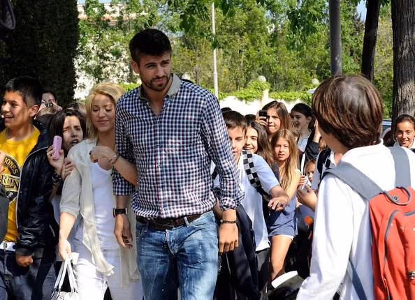 Iker Casillas - Sara Carbonero. Xabi Alonso - Nagore. Cristiano Ronaldo – Irina Shayk. Wesley Sneijder – Yolanthe Cabau. Gerard Pique – Shakira. Rafael van der Vaart – Sylvie. Theo Walcott - Melanie Slade. Steven Gerrard – Alex Curran. Sergio Ramos - Lara Alvarez. Gianluigi Buffon - Alena Seredova.