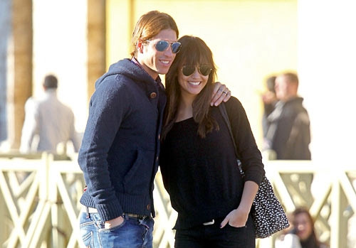 Iker Casillas - Sara Carbonero. Xabi Alonso - Nagore. Cristiano Ronaldo – Irina Shayk. Wesley Sneijder – Yolanthe Cabau. Gerard Pique – Shakira. Rafael van der Vaart – Sylvie. Theo Walcott - Melanie Slade. Steven Gerrard – Alex Curran. Sergio Ramos - Lara Alvarez. Gianluigi Buffon - Alena Seredova. Iker Casillas - Sara Carbonero. Xabi Alonso - Nagore. Cristiano Ronaldo – Irina Shayk. Wesley Sneijder – Yolanthe Cabau. Gerard Pique – Shakira. Rafael van der Vaart – Sylvie. Theo Walcott - Melanie Slade. Steven Gerrard – Alex Curran. Sergio Ramos - Lara Alvarez. Gianluigi Buffon - Alena Seredova.