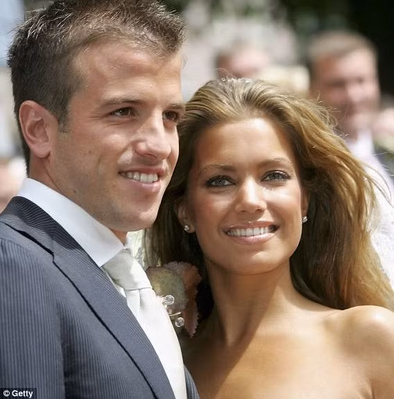 Iker Casillas - Sara Carbonero. Xabi Alonso - Nagore. Cristiano Ronaldo – Irina Shayk. Wesley Sneijder – Yolanthe Cabau. Gerard Pique – Shakira. Rafael van der Vaart – Sylvie. Theo Walcott - Melanie Slade. Steven Gerrard – Alex Curran. Sergio Ramos - Lara Alvarez. Gianluigi Buffon - Alena Seredova.