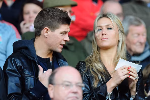 Iker Casillas - Sara Carbonero. Xabi Alonso - Nagore. Cristiano Ronaldo – Irina Shayk. Wesley Sneijder – Yolanthe Cabau. Gerard Pique – Shakira. Rafael van der Vaart – Sylvie. Theo Walcott - Melanie Slade. Steven Gerrard – Alex Curran. Sergio Ramos - Lara Alvarez. Gianluigi Buffon - Alena Seredova.