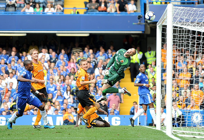 Didier Drogba (Chelsea) sút bóng qua đầu thủ thành Boaz Myhill (Hull City) để ấn định chiến thắng 2-1 ở Stamford Bridge ngày 15/8/2009. Didier Drogba (Chelsea) sút bóng qua đầu thủ thành Boaz Myhill (Hull City) để ấn định chiến thắng 2-1 ở Stamford Bridge ngày 15/8/2009.