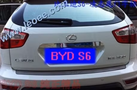 Các logo và chữ được gắn phía đuôi xe.