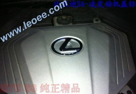 Logo mới được gắn lên nắp che động cơ phía dưới nắp capô. BYD S6 to Lexus RX350