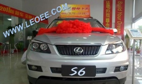 S6 biến hình thành Lexus RX350 bày bán trong đại lý. BYD S6 to Lexus RX350