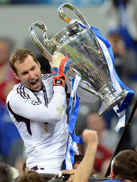 Petr Cech xứng đáng là “dị nhân”. Anh bay như chim để cản phá và phát động bóng bằng chân cũng rất cừ. Petr Cech xứng đáng là “dị nhân”. Anh bay như chim để cản phá và phát động bóng bằng chân cũng rất cừ.