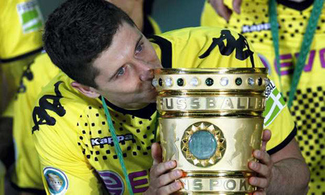 Tiền đạo người Ba Lan Roberto Lewandowski sẽ được M.U chiêu mộ để chia lửa cùng Rooney.