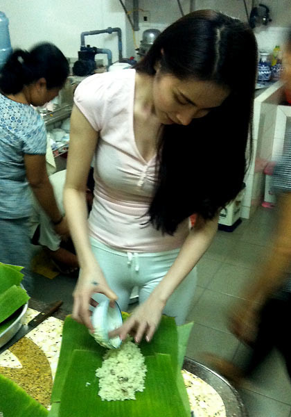 Kế đến là phần gạo nếp ngoài cùng của bánh. Kế đến là phần gạo nếp ngoài cùng của bánh.