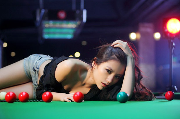 Ngắm người đẹp nóng bỏng bên bàn bi-a ảnh 1