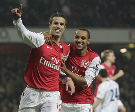 Arsenal sẽ lót tay 5 triệu bảng để trói Van Persie. Arsenal sẽ lót tay 5 triệu bảng để trói Van Persie.