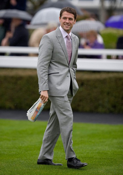 Owen mặc vest nhiều hơn mặc trang phục thi đấu. Owen mặc vest nhiều hơn mặc trang phục thi đấu.