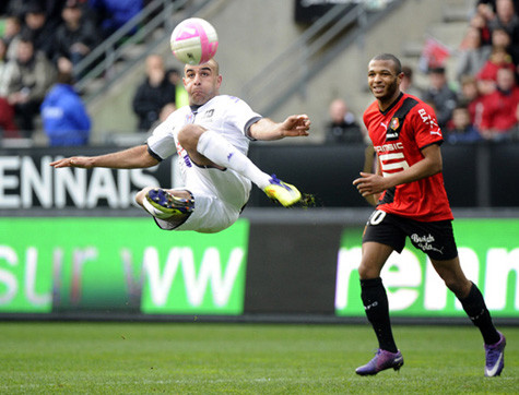 Aymen Abdennour (trắng).