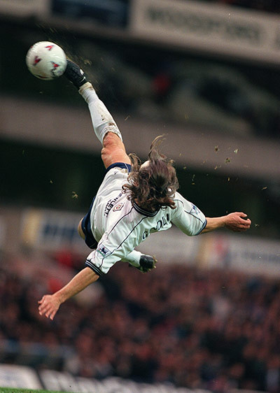 David Ginola (Tottenham) bay người thực hiện một cú sút tuyệt đẹp trong trận derby Bắc London với Arsenal ngày 28/12/1997. David Ginola (Tottenham) bay người thực hiện một cú sút tuyệt đẹp trong trận derby Bắc London với Arsenal ngày 28/12/1997.