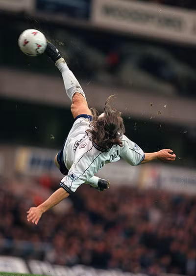 David Ginola (Tottenham) bay người thực hiện một cú sút tuyệt đẹp trong trận derby Bắc London với Arsenal ngày 28/12/1997.