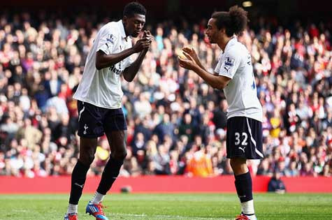 Adebayor ăn mừng bàn thắng từ chấm phạt đền vào lưới Arsenal Adebayor ăn mừng bàn thắng từ chấm phạt đền vào lưới Arsenal