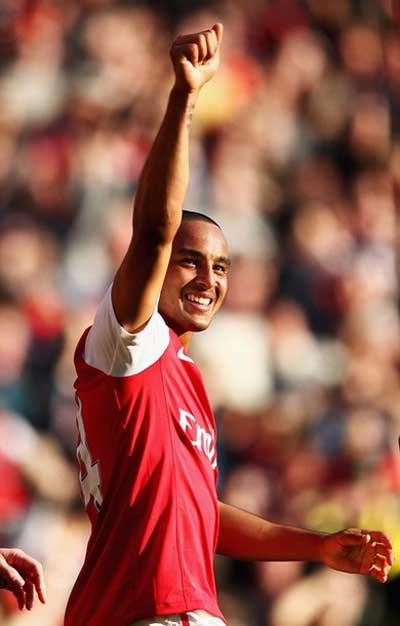 Walcott với cú đúp mang lại thắng lợi đậm đà khó tin cho The Gunners Walcott với cú đúp mang lại thắng lợi đậm đà khó tin cho The Gunners