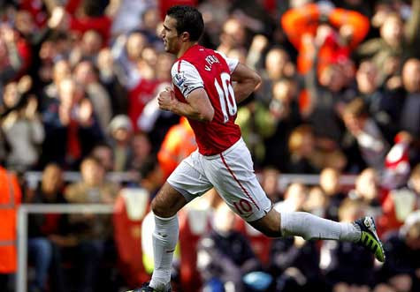 Van Persie gỡ hòa cho Arsenal trước khi hiệp 1 kết thúc Van Persie gỡ hòa cho Arsenal trước khi hiệp 1 kết thúc
