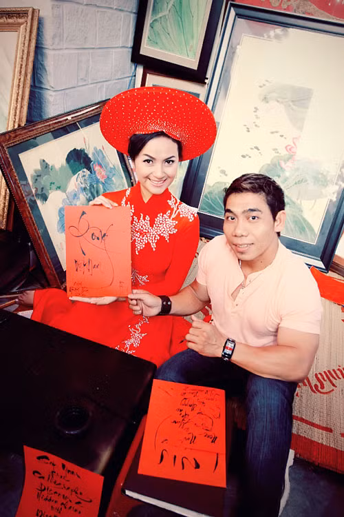 Ngọc Hân là một cô gái quê gốc Cần Thơ, từng gây được ấn tượng mạnh mẽ khi xuất hiện trong cuộc thi Hoa hậu các dân tộc Việt Nam với nền tảng học vấn khá tốt: thạc sĩ Kinh doanh quốc tế và thạc sĩ ngành quan hệ công chúng tại Úc. Hiện tại, Ngọc Hân đang là nghiên cứu sinh tiến sĩ ngành quan hệ công chúng tại Đại học Queensland.