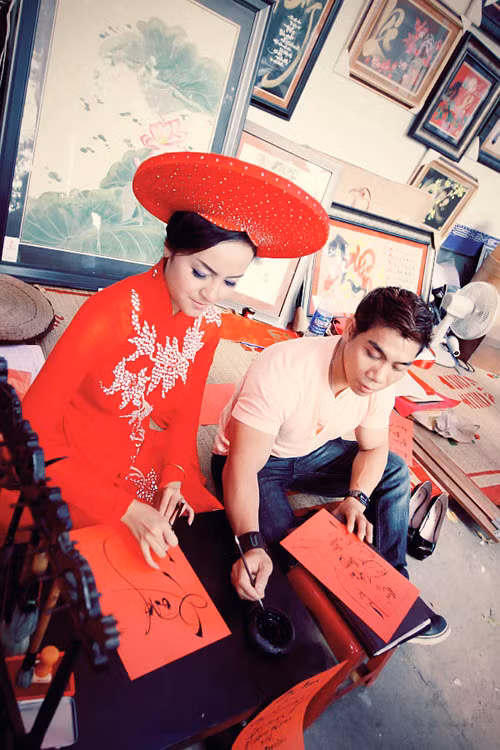 Ngọc Hân là một cô gái quê gốc Cần Thơ, từng gây được ấn tượng mạnh mẽ khi xuất hiện trong cuộc thi Hoa hậu các dân tộc Việt Nam với nền tảng học vấn khá tốt: thạc sĩ Kinh doanh quốc tế và thạc sĩ ngành quan hệ công chúng tại Úc. Hiện tại, Ngọc Hân đang là nghiên cứu sinh tiến sĩ ngành quan hệ công chúng tại Đại học Queensland.