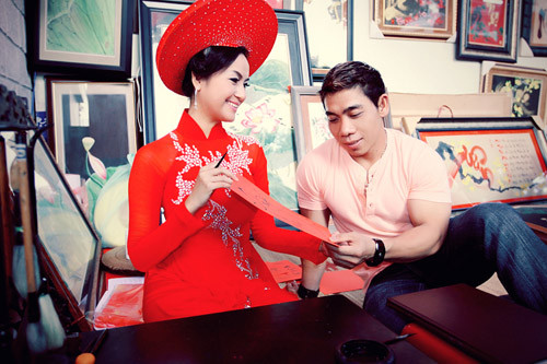 Ngọc Hân là một cô gái quê gốc Cần Thơ, từng gây được ấn tượng mạnh mẽ khi xuất hiện trong cuộc thi Hoa hậu các dân tộc Việt Nam với nền tảng học vấn khá tốt: thạc sĩ Kinh doanh quốc tế và thạc sĩ ngành quan hệ công chúng tại Úc. Hiện tại, Ngọc Hân đang là nghiên cứu sinh tiến sĩ ngành quan hệ công chúng tại Đại học Queensland. Ngọc Hân là một cô gái quê gốc Cần Thơ, từng gây được ấn tượng mạnh mẽ khi xuất hiện trong cuộc thi Hoa hậu các dân tộc Việt Nam với nền tảng học vấn khá tốt: thạc sĩ Kinh doanh quốc tế và thạc sĩ ngành quan hệ công chúng tại Úc. Hiện tại, Ngọc Hân đang là nghiên cứu sinh tiến sĩ ngành quan hệ công chúng tại Đại học Queensland.