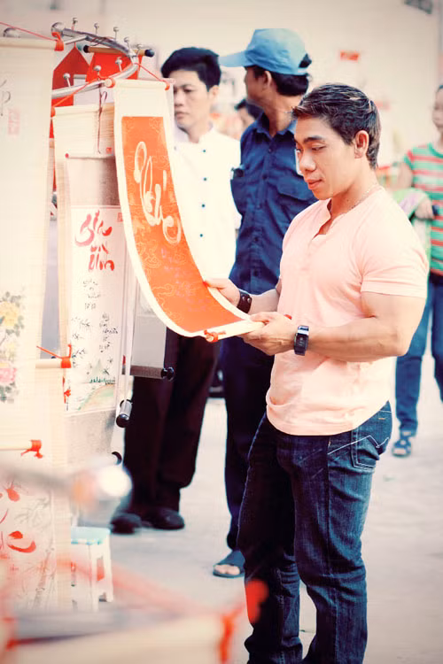 Ngọc Hân là một cô gái quê gốc Cần Thơ, từng gây được ấn tượng mạnh mẽ khi xuất hiện trong cuộc thi Hoa hậu các dân tộc Việt Nam với nền tảng học vấn khá tốt: thạc sĩ Kinh doanh quốc tế và thạc sĩ ngành quan hệ công chúng tại Úc. Hiện tại, Ngọc Hân đang là nghiên cứu sinh tiến sĩ ngành quan hệ công chúng tại Đại học Queensland.