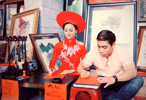 Ngọc Hân là một cô gái quê gốc Cần Thơ, từng gây được ấn tượng mạnh mẽ khi xuất hiện trong cuộc thi Hoa hậu các dân tộc Việt Nam với nền tảng học vấn khá tốt: thạc sĩ Kinh doanh quốc tế và thạc sĩ ngành quan hệ công chúng tại Úc. Hiện tại, Ngọc Hân đang là nghiên cứu sinh tiến sĩ ngành quan hệ công chúng tại Đại học Queensland.