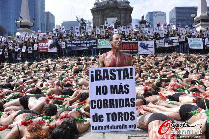 Hàng trăm thanh niên bán khỏa thân nằm giả chết, bên cạnh là đám đông hiếu kỳ và các phóng viên. Hàng trăm thanh niên bán khỏa thân nằm giả chết, bên cạnh là đám đông hiếu kỳ và các phóng viên.