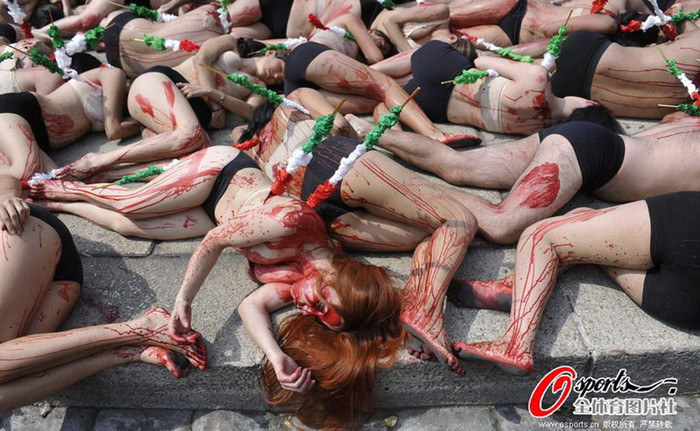 Những người biểu tình đến từ tổ chức AnimaNaturalis, những người yêu động vật và muốn lên tiếng bảo vệ động vật khỏi sự xâm hại của con người. Những người biểu tình đến từ tổ chức AnimaNaturalis, những người yêu động vật và muốn lên tiếng bảo vệ động vật khỏi sự xâm hại của con người.