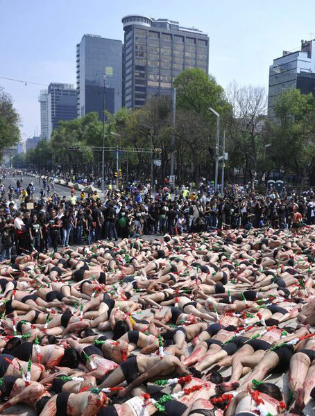 Hơn 250 nam nữ thanh niên Mexico đóng vai những chú bò tót bị giết chết. Họ cởi áo, bôi máu lên người và xiên lên người những thanh tre. Những thanh tre này vẫn thường được các võ sĩ đấu bò (matador) dùng để đánh, giết những chú bò tót trong các cuộc đấu bò. Hơn 250 nam nữ thanh niên Mexico đóng vai những chú bò tót bị giết chết. Họ cởi áo, bôi máu lên người và xiên lên người những thanh tre. Những thanh tre này vẫn thường được các võ sĩ đấu bò (matador) dùng để đánh, giết những chú bò tót trong các cuộc đấu bò.