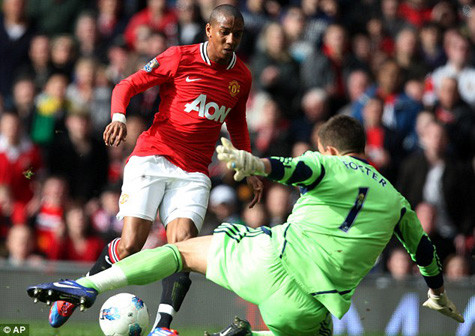 Ashley Young lãng phí một cơ hội ngon ăn.