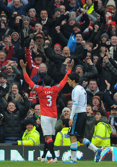 Sir Alex cũng không bằng lòng với hành động ăn mừng cuối trận của Evra Sir Alex cũng không bằng lòng với hành động ăn mừng cuối trận của Evra