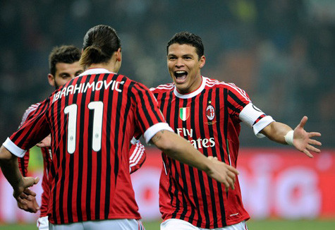 Thiago Silva (thứ hai từ trái sang) và Ibrahimovic (bìa phải) chuẩn bị rời AC Milan. Thiago Silva (thứ hai từ trái sang) và Ibrahimovic (bìa phải) chuẩn bị rời AC Milan.