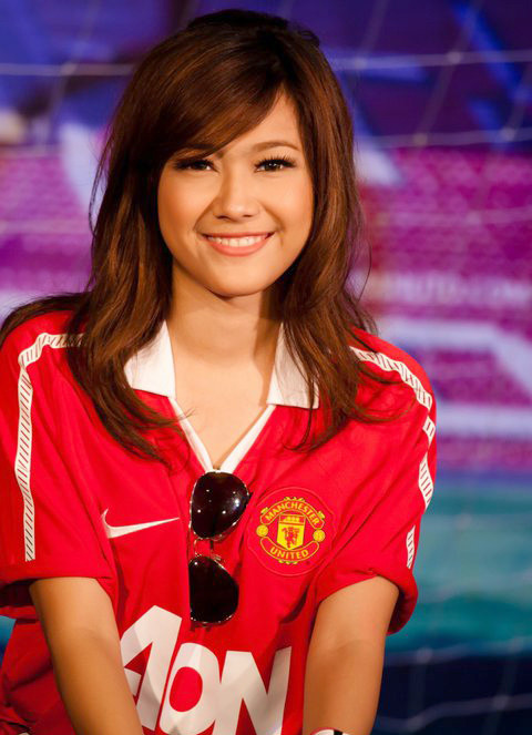 Đây có lẽ là CĐV xinh đẹp nhất của M.U, nữ ca sĩ, diễn viên xinh đẹp Thái Lan Nattasha Nauljam. Đây có lẽ là CĐV xinh đẹp nhất của M.U, nữ ca sĩ, diễn viên xinh đẹp Thái Lan Nattasha Nauljam.