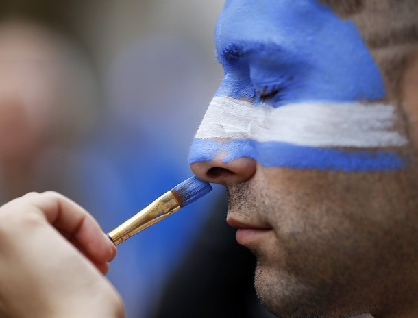 CĐV Hy Lạp đang hóa trang, vẽ lá quốc kỳ lên mặt.