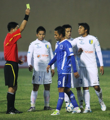 Các trọng tài đang phải tiêu tiền nhà. Các trọng tài đang phải tiêu tiền nhà.