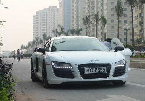 Audi R8 biển tứ quý chinh phục đường phố Hà Nội ảnh 1 Chiều rộng của R8 là 1.900 mm, lớn hơn khá nhiều các xe khác nhưng độ dài tổng thể chỉ khiêm tốn 4.430 mm. Chiều cao 1.250 mm của R8 chỉ tương đương với một em bé lớp 2